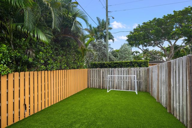 2400 NE 27th Avenue, Fort Lauderdale, FL 33305