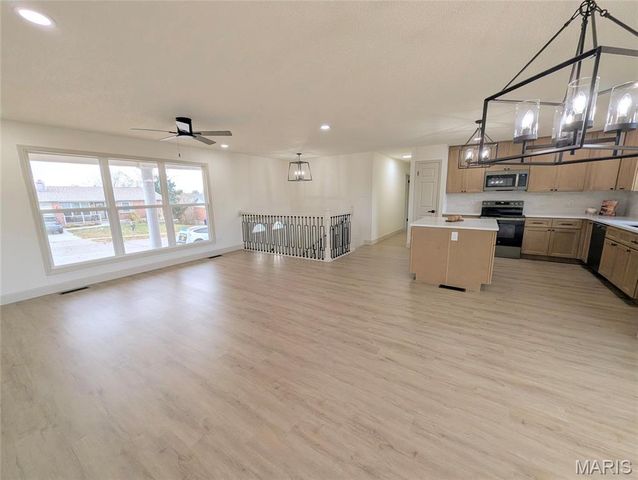 2865 Gatling Drive, Oakville, MO 63129