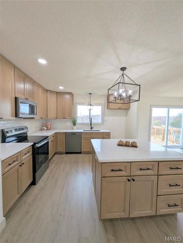 2865 Gatling Drive, Oakville, MO 63129