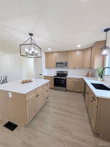 2865 Gatling Drive, Oakville, MO 63129