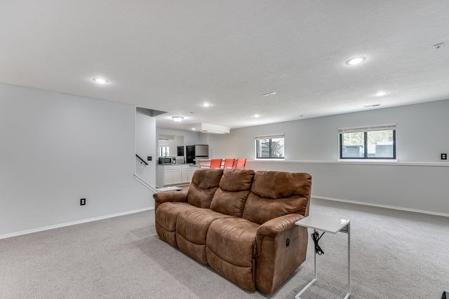 1124 N High Park Dr, Derby, KS 67037