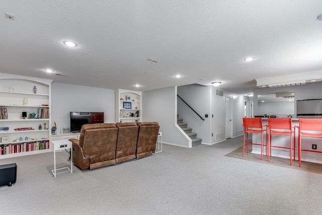1124 N High Park Dr, Derby, KS 67037