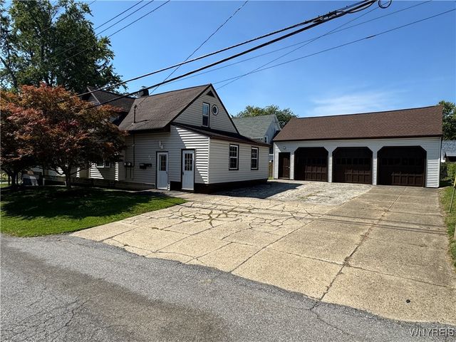 20 East Avenue, West Seneca, NY 14224