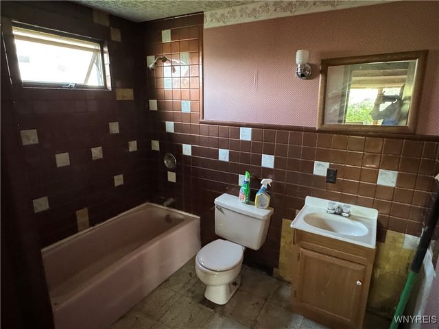 20 East Avenue, West Seneca, NY 14224