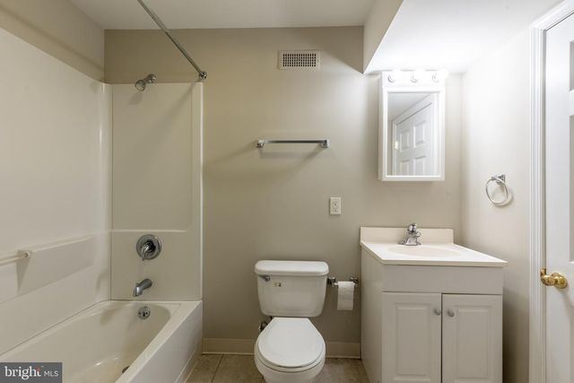 223 E FLAGSTONE DR, Newark, DE 19702