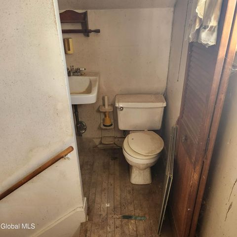208 Hampton Avenue, East Greenbush, NY 12144