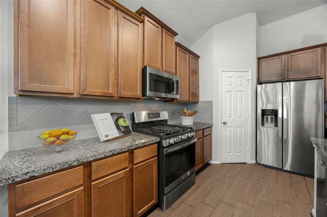 411 Asiatic Black Bear Way, Crosby, TX 77532