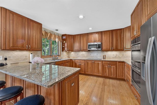 10504 N Haddonstone PLACE, Mequon, WI 53092