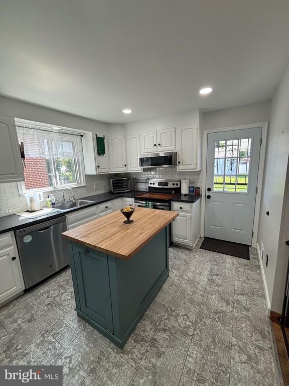 Image 9 of property listing at 1920 SUNBERRY RD, Baltimore, MD 21222
