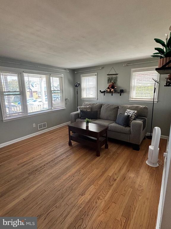 Image 4 of property listing at 1920 SUNBERRY RD, Baltimore, MD 21222