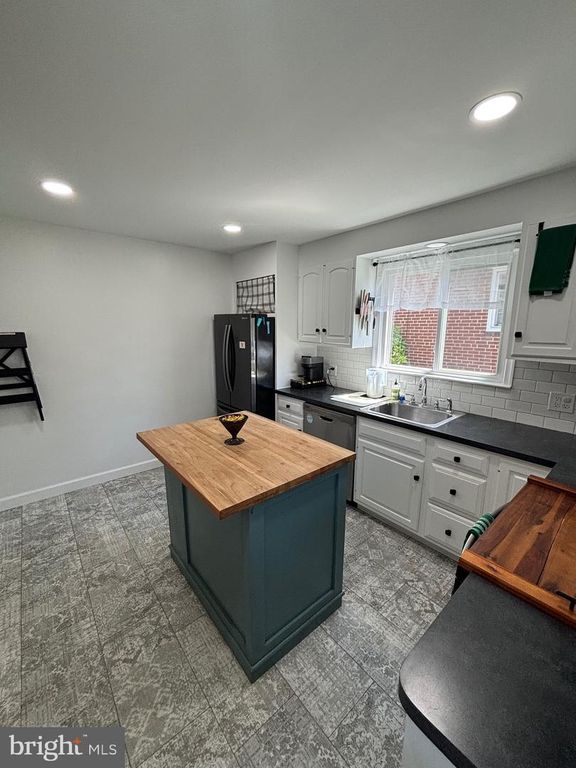 Image 8 of property listing at 1920 SUNBERRY RD, Baltimore, MD 21222