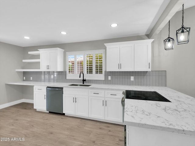 9437 E CHAMPAGNE Drive, Sun Lakes, AZ 85248