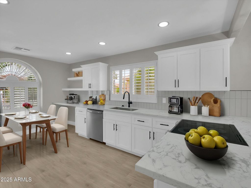 9437 E CHAMPAGNE Drive, Sun Lakes, AZ 85248