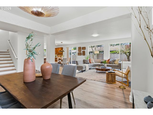 19319 DOGWOOD Ct, Lake Oswego, OR 97035