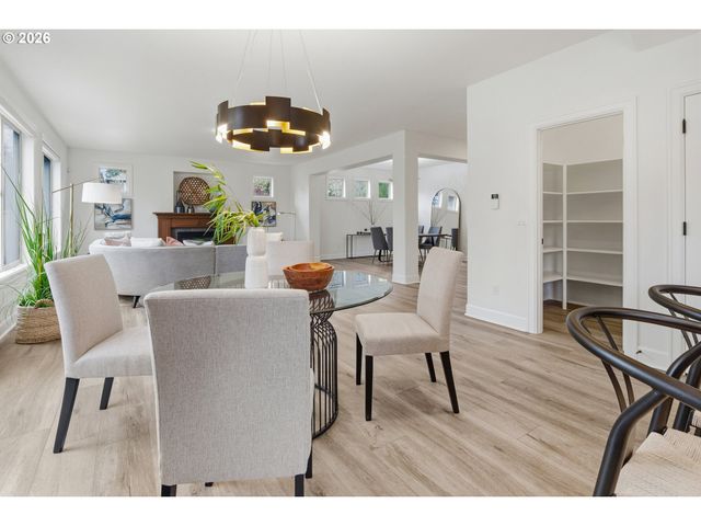 19319 DOGWOOD Ct, Lake Oswego, OR 97035