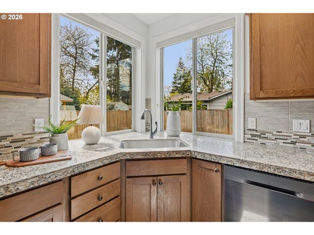 19319 DOGWOOD Ct, Lake Oswego, OR 97035