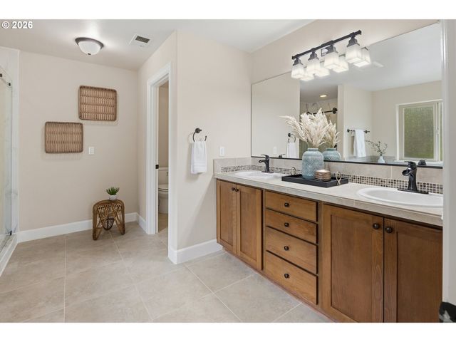 19319 DOGWOOD Ct, Lake Oswego, OR 97035