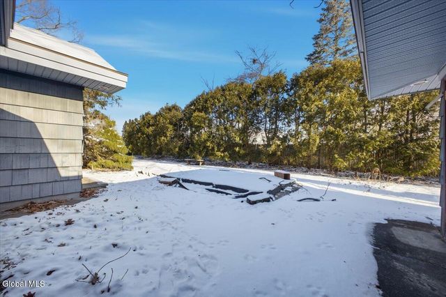 31 Robert Drive, Colonie, NY 12205