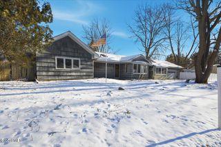 31 Robert Drive, Colonie, NY 12205