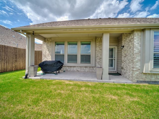 517 Thompson Drive, Van Alstyne, TX 75495