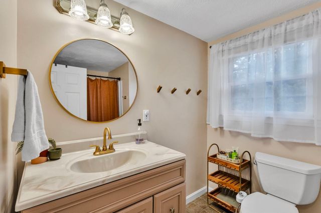 4 Stratton Rd, Hudson, MA 01749