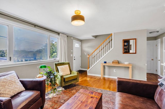 4 Stratton Rd, Hudson, MA 01749