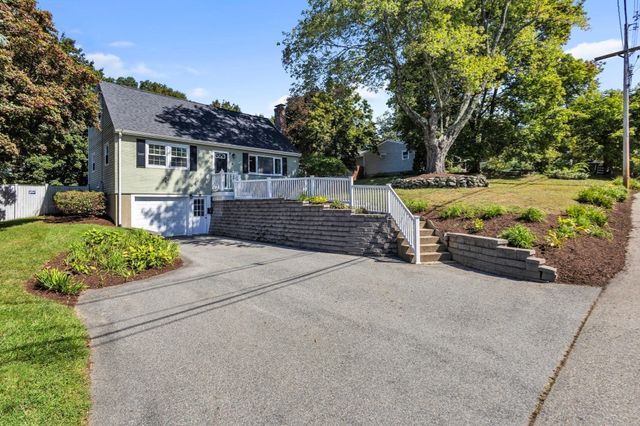 4 Stratton Rd, Hudson, MA 01749