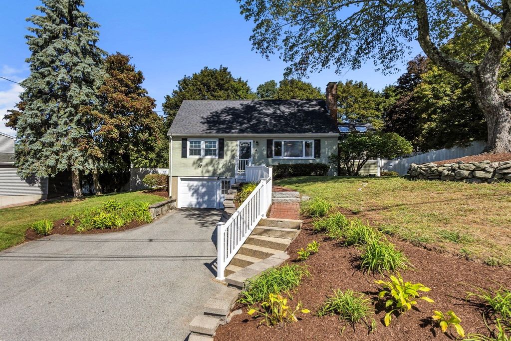 4 Stratton Rd, Hudson, MA 01749