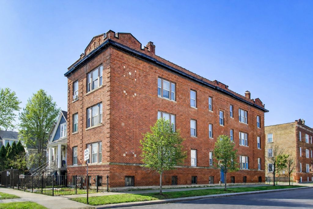 3047 W Berteau Avenue 1, Chicago, IL 60618