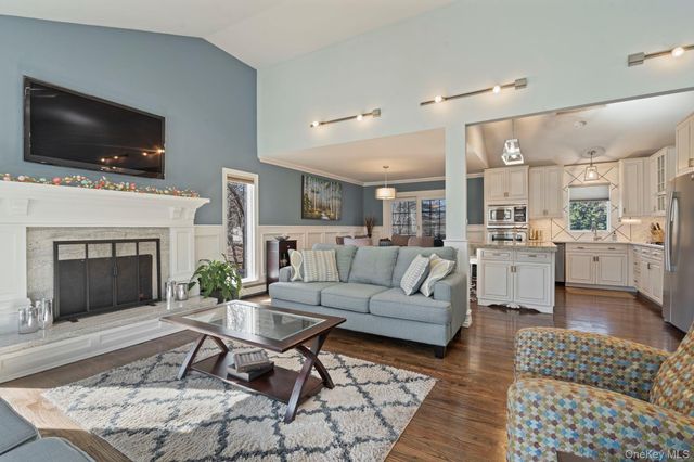 25 Cliff Road W, Wading River, NY 11792