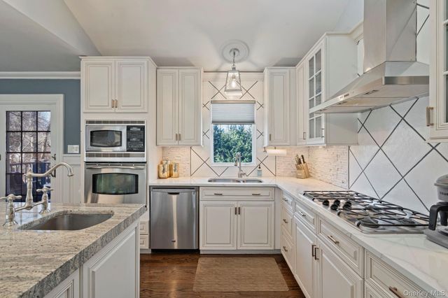 25 Cliff Road W, Wading River, NY 11792