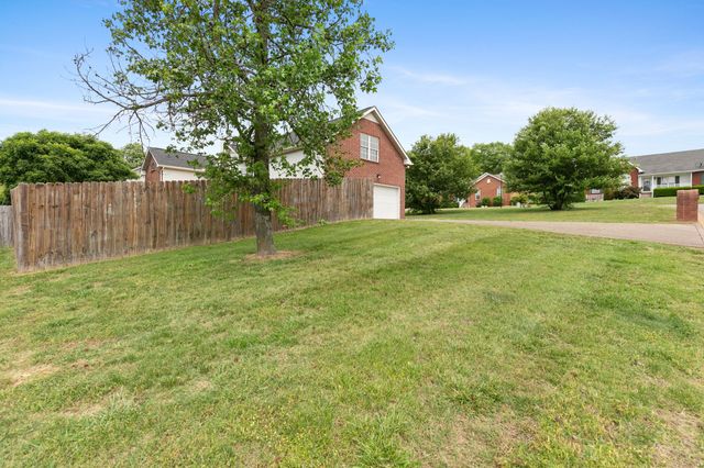 8001 Anna Ct, Greenbrier, TN 37073