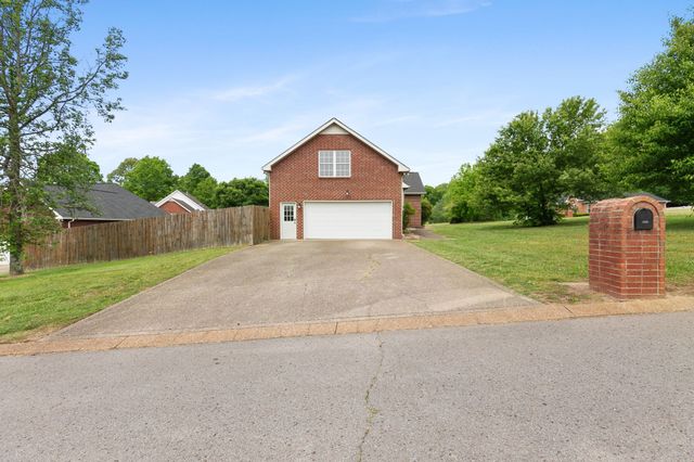 8001 Anna Ct, Greenbrier, TN 37073