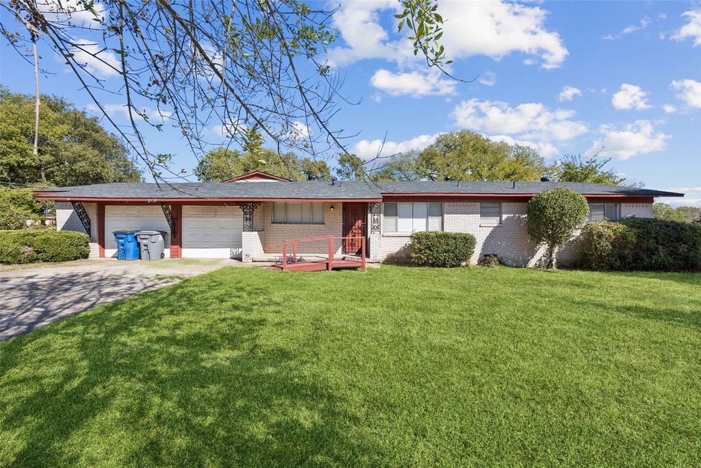 2739 Plaza Boulevard, Dallas, TX 75241