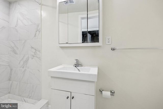 500 GILES PL, Sterling, VA 20164