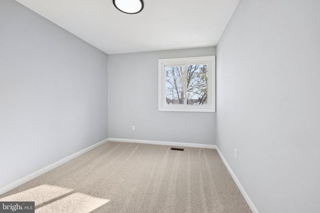 500 GILES PL, Sterling, VA 20164