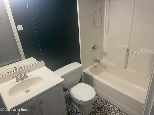 6813 Woodhaven Pl Dr, Louisville, KY 40228