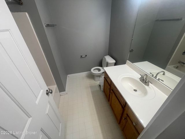 6813 Woodhaven Pl Dr, Louisville, KY 40228