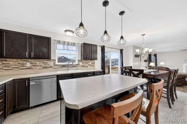 401 Valley Oaks Drive, Wentzville, MO 63385