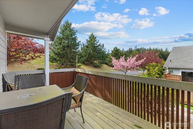 402 NW 12th Loop, Oak Harbor, WA 98277