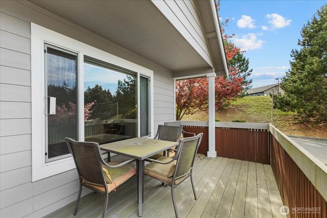 402 NW 12th Loop, Oak Harbor, WA 98277