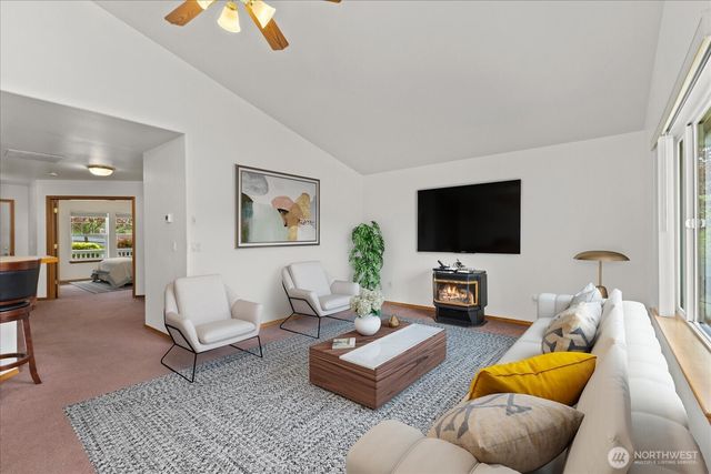 402 NW 12th Loop, Oak Harbor, WA 98277