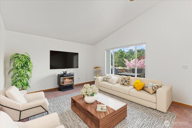 402 NW 12th Loop, Oak Harbor, WA 98277