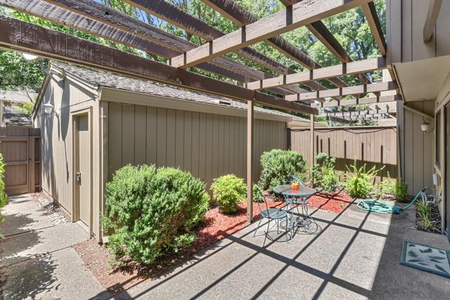 24 Adelphi Ct, Sacramento, CA 95825