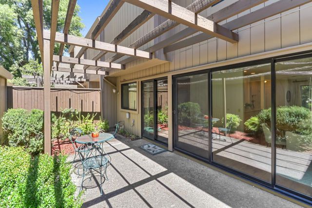 24 Adelphi Ct, Sacramento, CA 95825