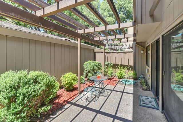 24 Adelphi Ct, Sacramento, CA 95825