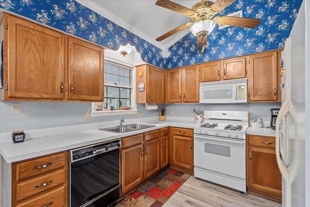 8717 Acorn Lane, Hitchcock, TX 77563