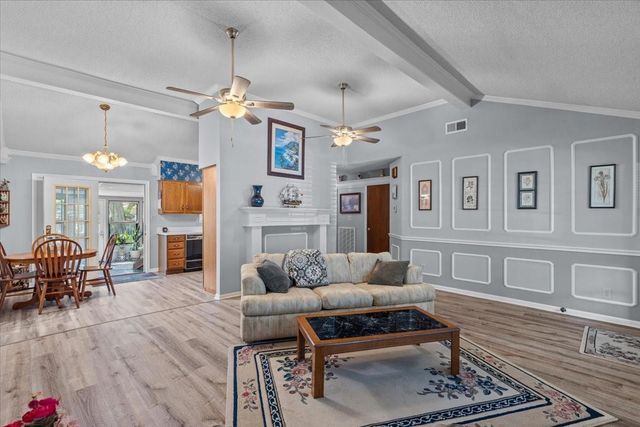 8717 Acorn Lane, Hitchcock, TX 77563