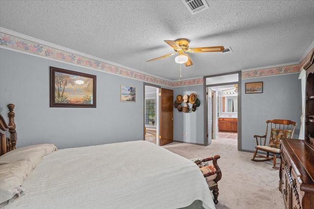 8717 Acorn Lane, Hitchcock, TX 77563