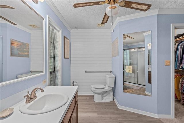 8717 Acorn Lane, Hitchcock, TX 77563